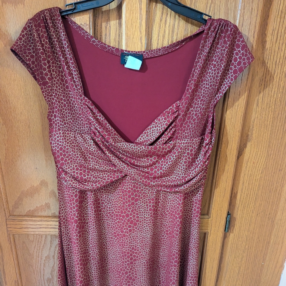 Red/burgundy short sleeved short dress size M fun pattern